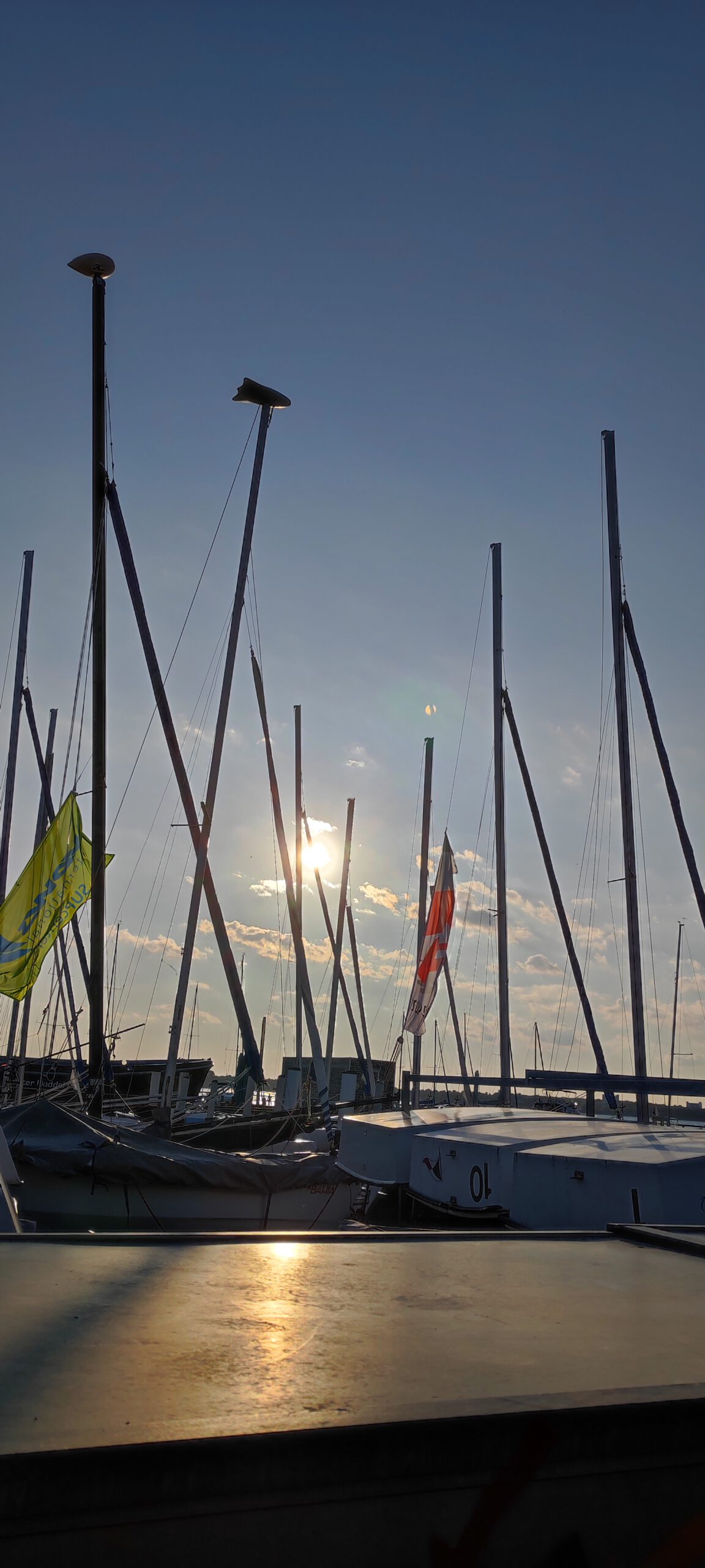 Strelasund mit Rügenbrücke und Stralsund am Horizont